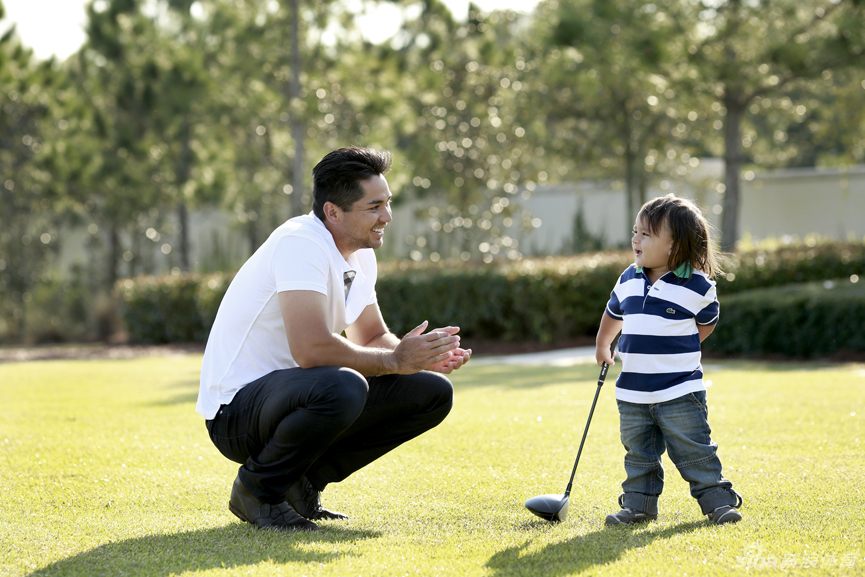 戴伊与家人温馨相拥，夺冠的荣耀时刻因家人的分享而更加圆满