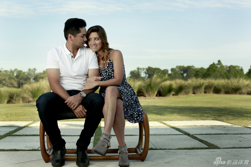 戴伊俯身与儿子在草坪上互动，如山般的父爱凝聚在专注的眼神中