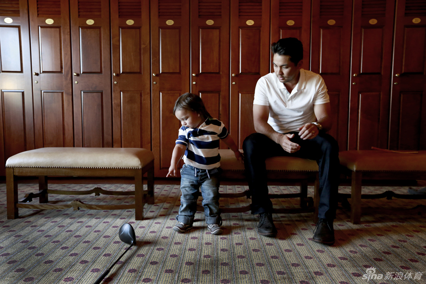 爱丽怀抱年幼的小戴伊，母亲温柔的怀抱是冠军最初的港湾