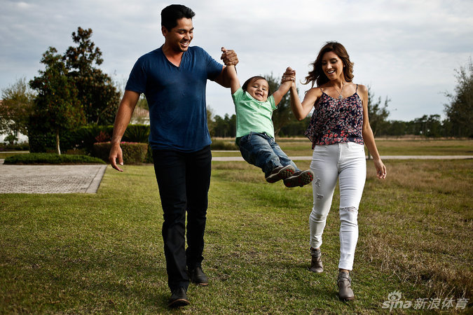 戴伊全家福于草坪上幸福合影，冠军的背后是家庭无私的支持与欢笑