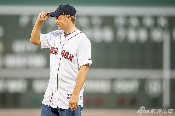 斯皮思身着红袜队红色球衣，自信地站在芬威球场翠绿的投手丘上，准备投出标志性的一球