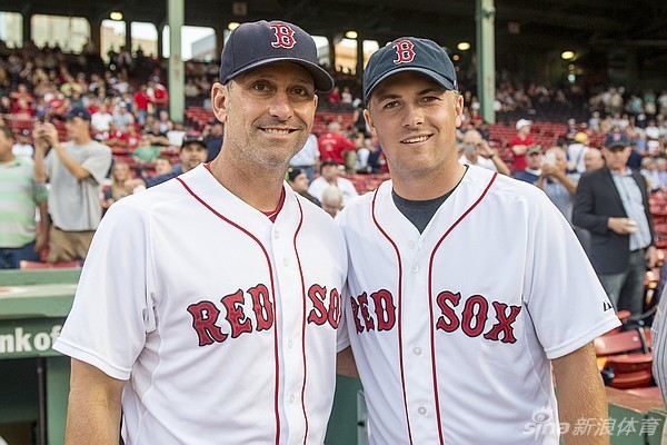 斯皮思挥动手臂，向芬威球场看台上热情欢呼的观众们挥手致意，场面温馨动人