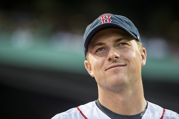 斯皮思凝神静气，做出标准的投球准备动作，其专注的神情与在高尔夫球场上思考击球策略时如出一辙