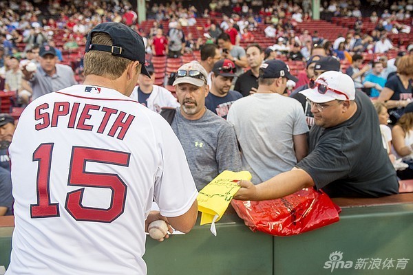 斯皮思在球场边与工作人员及球迷轻松合影，姿态随意却始终保持着阳光般的明星风采