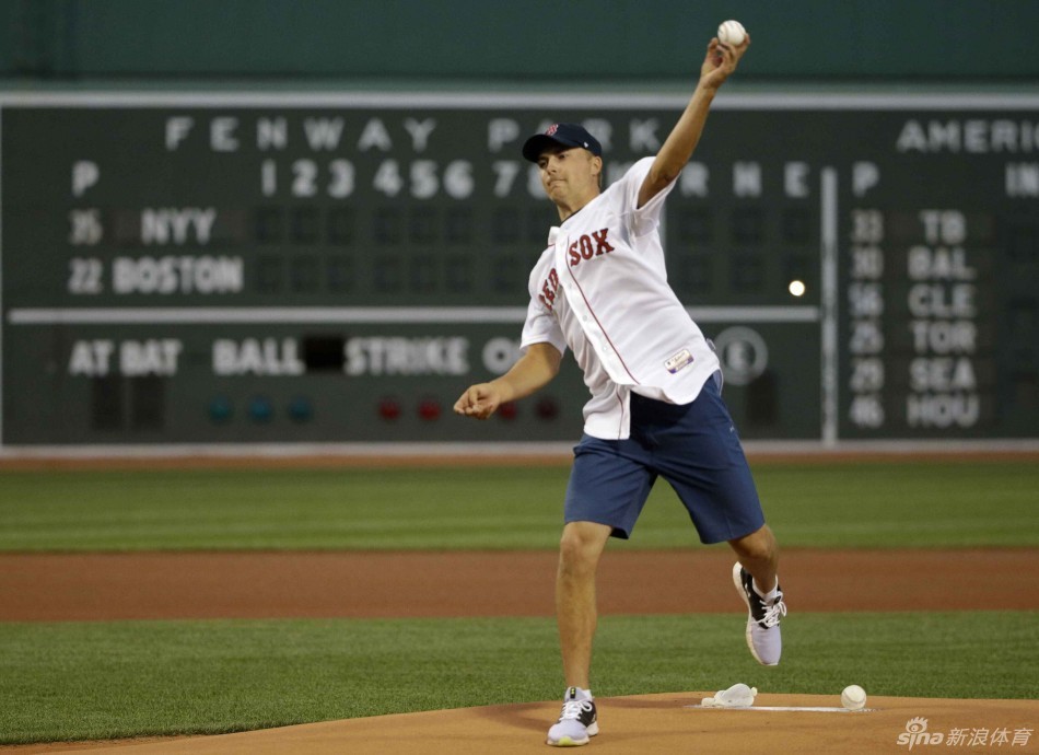 斯皮思与场边的小球迷亲切互动，俯身倾听，尽显其场上霸气、场下温暖的“暖男”本质