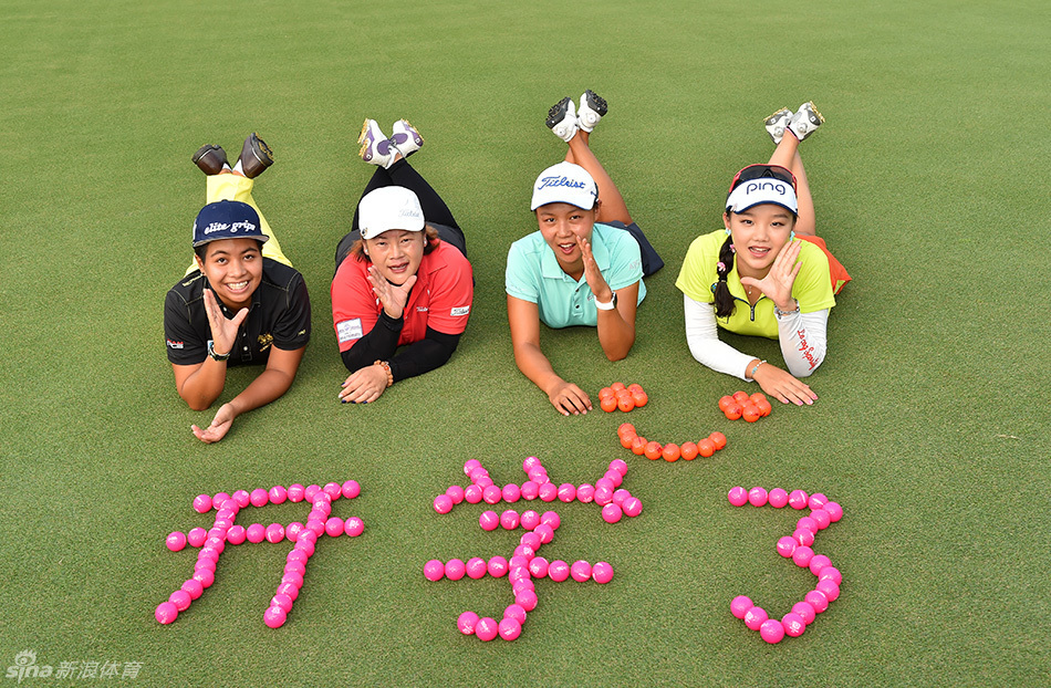 武汉挑战赛的颁奖典礼上,优胜者们手捧鲜花与奖杯站成一排,脸上洋溢着胜利的喜悦,背景是赛事横幅与前来祝贺的观众。