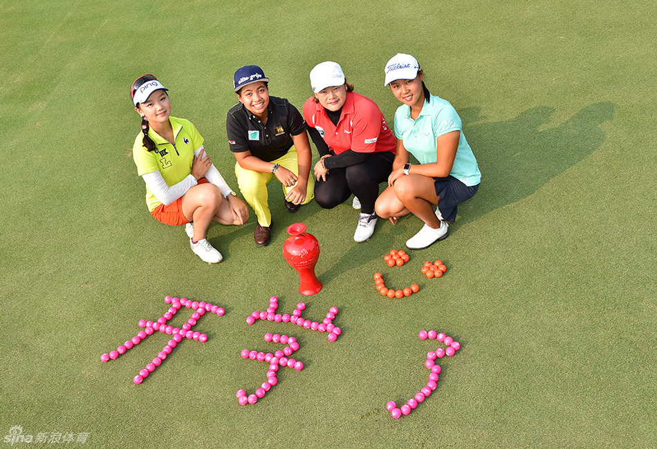 赛事工作人员与志愿者在场上忙碌,一位工作人员手持对讲机正在协调,展现了比赛背后高效有序的组织保障工作。