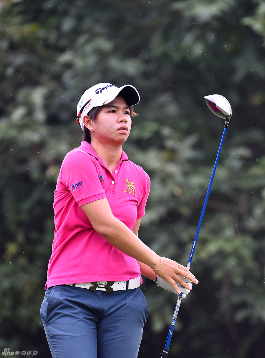 石昱婷在绵绵细雨中沉稳推杆，她的专注穿透雨幕，展现逆境中的优雅与坚定。