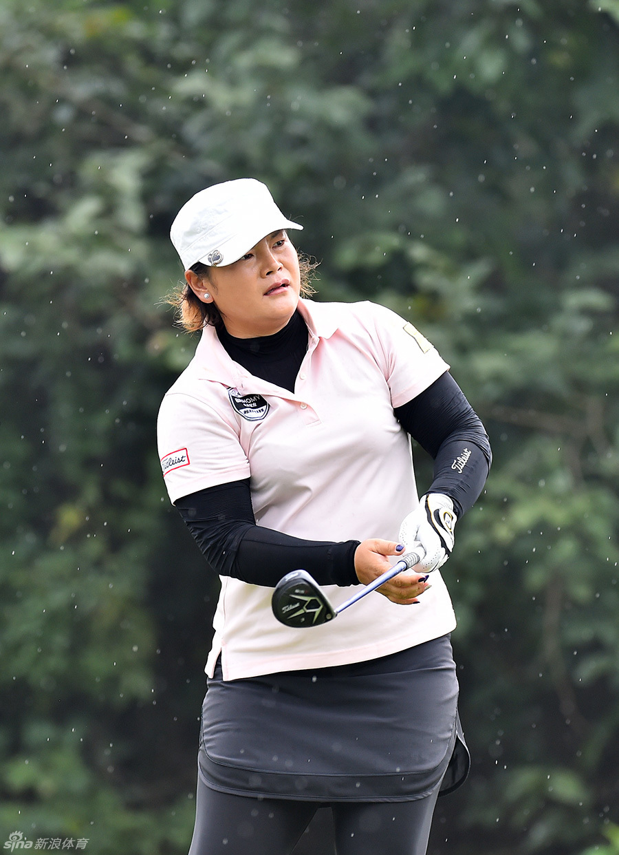 新生代力量王梓漪凝神静气，正准备挥杆，眼神中充满了对胜利的渴望与专注。