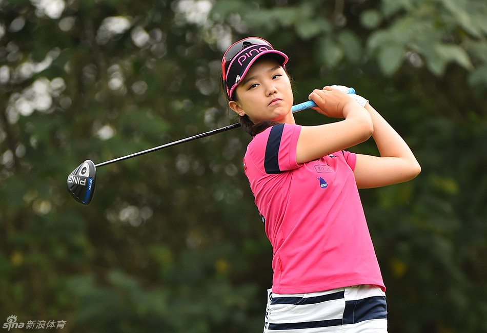 叶莉英大力开杆的瞬间被定格，身体完全伸展，力量爆发，展现女子高尔夫运动中刚柔并济的美感。