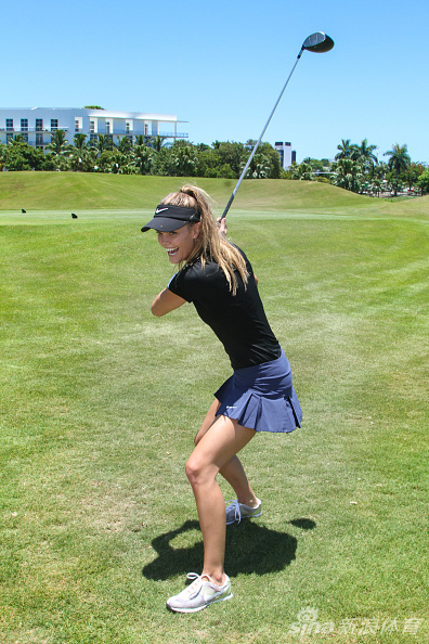 赛事结束后众人欢聚的大合影，笑容洋溢展现高尔夫运动的社群凝聚力