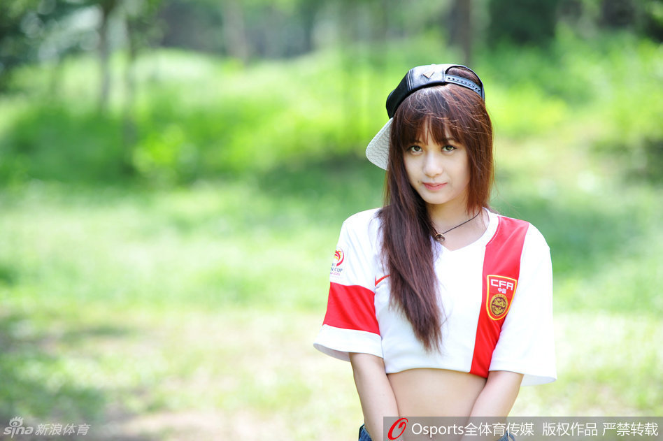 足球宝贝露脐队服助威国足