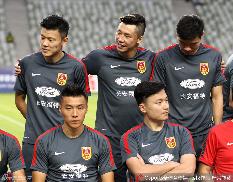 训练间隙,两名国脚亲密耳语,神情专注而放松,仿佛在分享只有他们才懂的秘密,一旁的队友也投来好奇的目光。