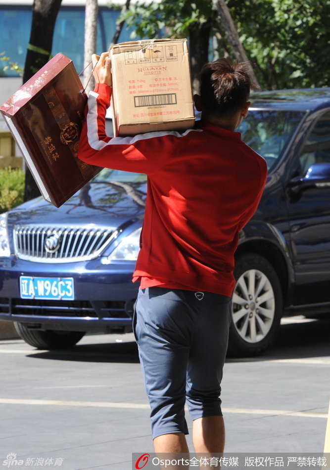 佩兰心情好国脚化身搬运工 -- 佛山E家|佛山信