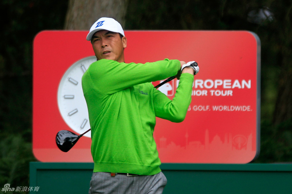 张连伟果岭推杆全神贯注，身体如雕塑般稳定，视线锁定小白球滚动路径