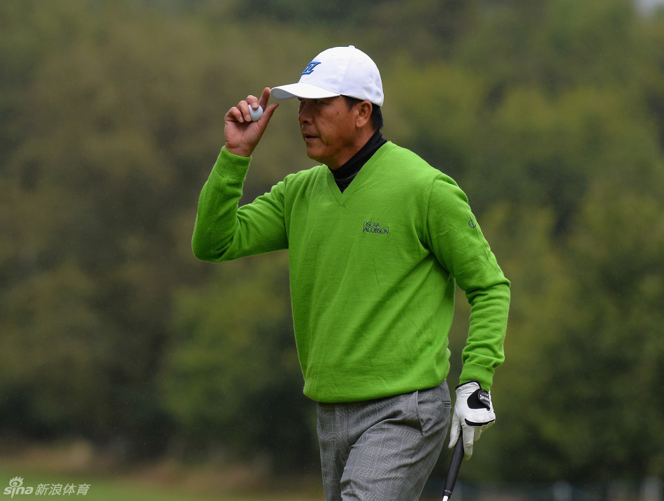 张连伟完成精彩一击后露出满意表情，手握球杆的姿态散发着老将的自信与从容
