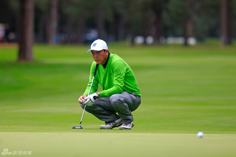 张连伟击球瞬间的完美身姿，身体完全伸展，球杆与手臂形成一条直线，力量从地面传导至杆头