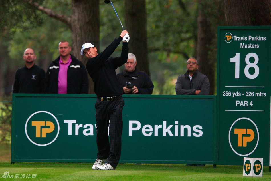 张连伟用力一挥，球杆划破空气的瞬间，全身力量协调爆发，白色小球如箭离弦