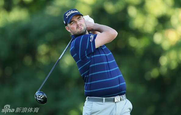 肖尔·舒瓦泽尔在赛前策略会上与队友轻松交流,笑容中充满自信与默契