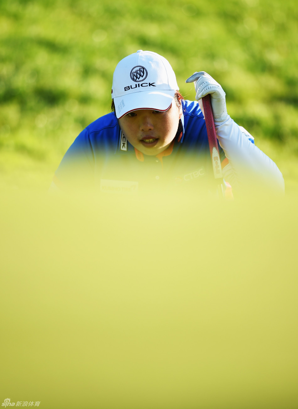 冯珊珊在球道中挥动铁杆，阳光洒在她身上，身姿挺拔有力，球杆划出完美弧线，球直奔果岭旗杆方向而去。