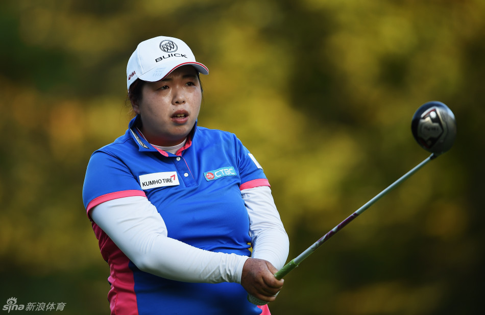 冯珊珊在练习场全神贯注地开球，身体优雅扭转，杆头划破空气，目光坚定追随小白球飞向远方天际。