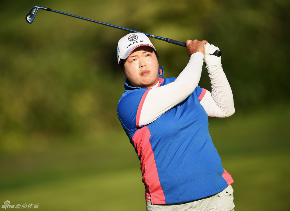 冯珊珊弯腰仔细观察果岭上的推杆线路，手指轻抚草面感受坡度，眼中闪烁着分析与计算的光芒。