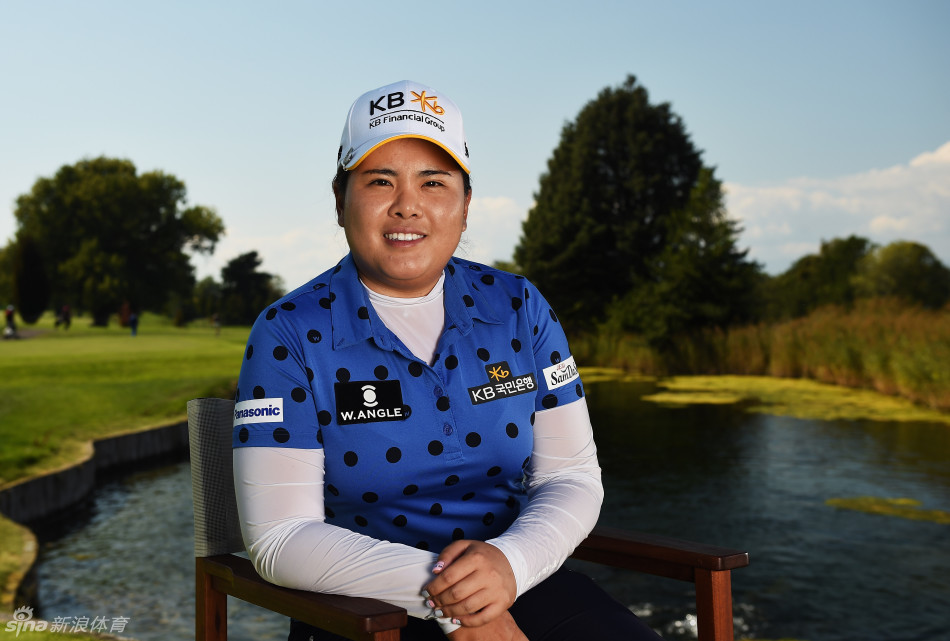 朴仁妃悠然漫步于依云如画球道，背景是苍翠山峦与宁静湖泊