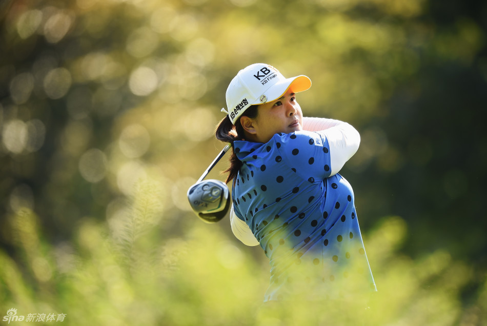 朴仁妃全力挥杆瞬间，球杆划破空气，白色小球如流星般射向天际