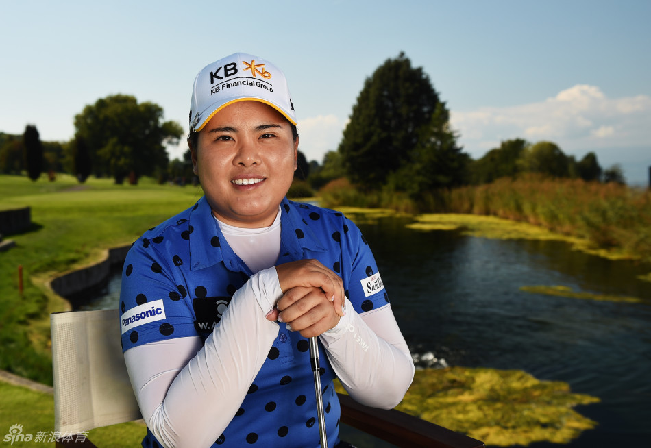 朴仁妃在练习果岭轻推小球，动作流畅稳定，追求极致的精准