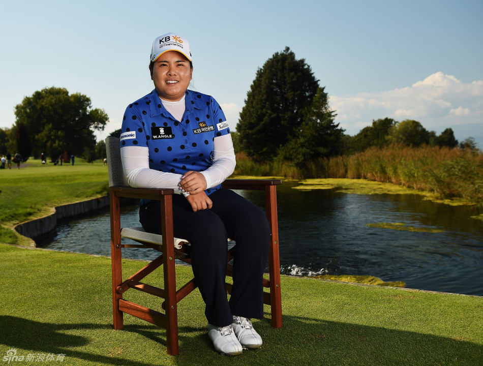 朴仁妃侧身审视击球路线，身姿挺拔，尽显球后的沉稳风范