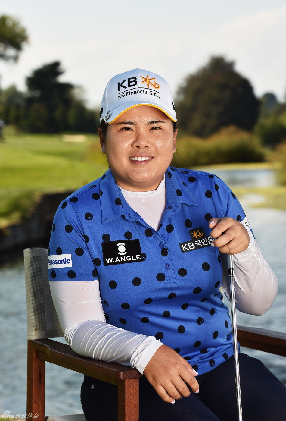 朴仁妃露出标志性甜美笑容，如阳光穿透云层，温暖而自信