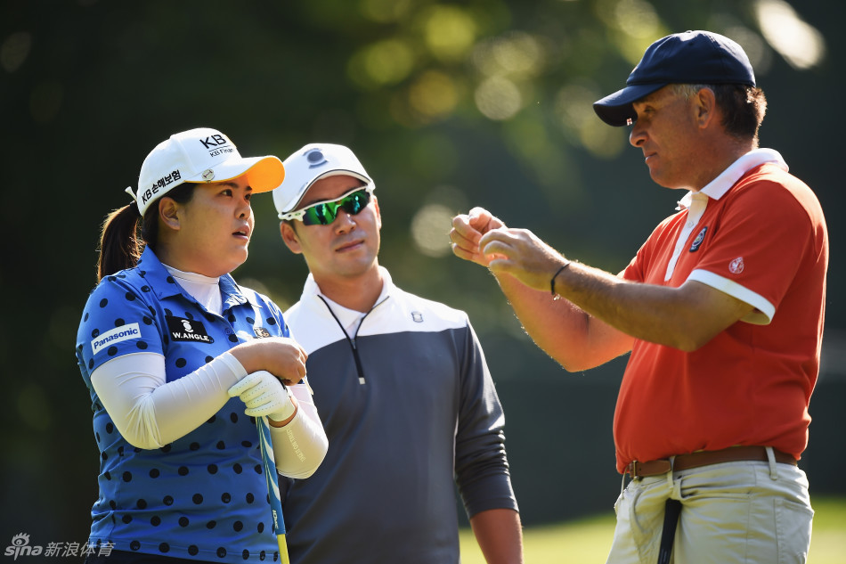 朴仁妃扛起球包离开练习场，步伐坚定，背影融入依云的暮色之中