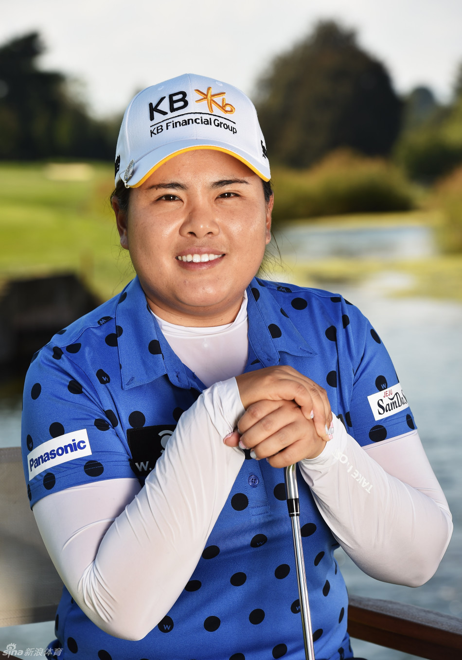 朴仁妃与教练专注交流，手指果岭方向，共同推敲制胜策略