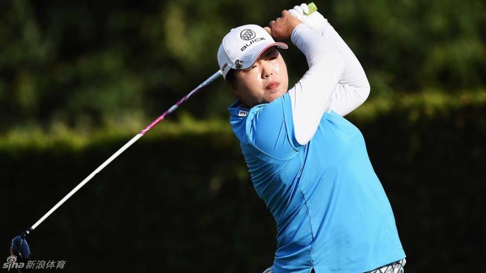 冯珊珊全神贯注，优雅挥杆，小球划破天际飞向果岭