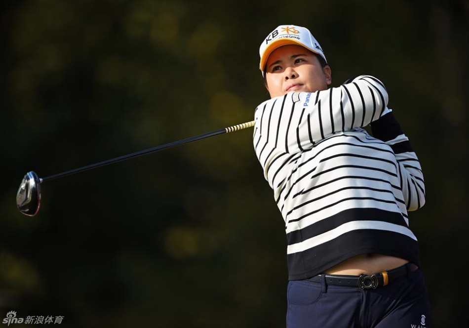 挪威名将苏珊·彼得森大力开球，动作充满力量与美感