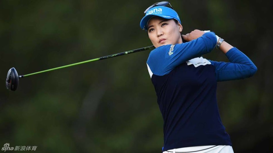 沙坑救球瞬间，沙砾飞溅，球员精准地将球击向洞口