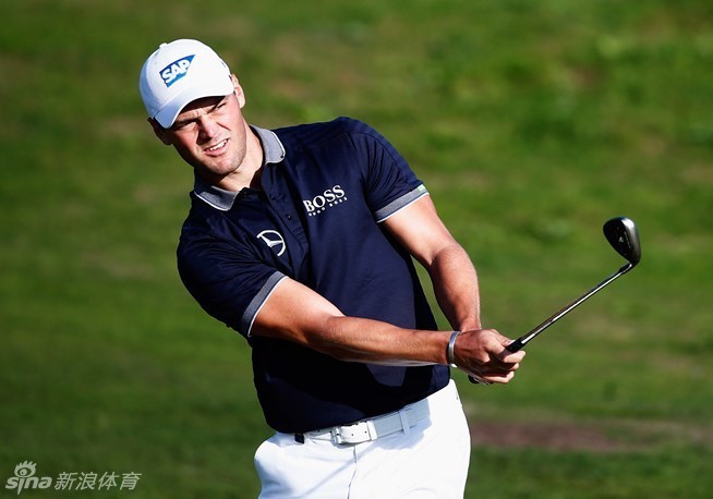 理查德·布兰登完成一次漂亮的击球后，身体随动作自然舒展，目光追随着球飞向理想的目标区域。