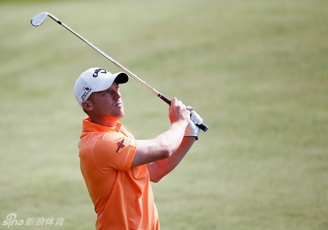 英格兰球手理查德·布兰登在长草区中准备击球，面对困难球位依然保持着冷静和专注。