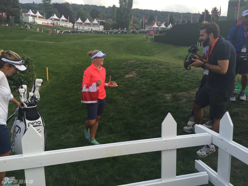 特写镜头下，插着蜡烛的生日蛋糕精致可爱，成为当日果岭旁最甜蜜的焦点。