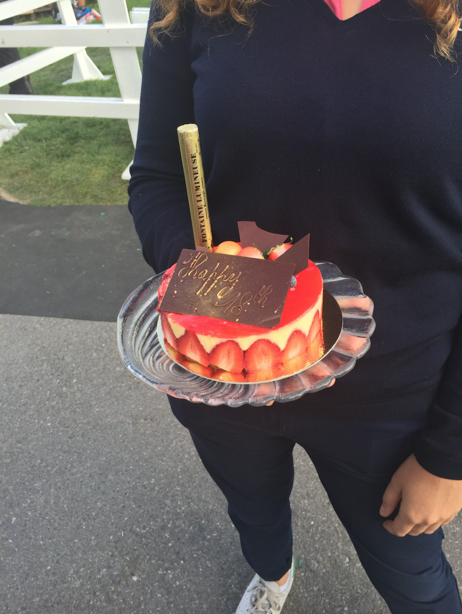 布鲁克·亨德森手捧蛋糕，面向镜头展露无比灿烂的笑容，周身洋溢着生日带来的快乐气息。