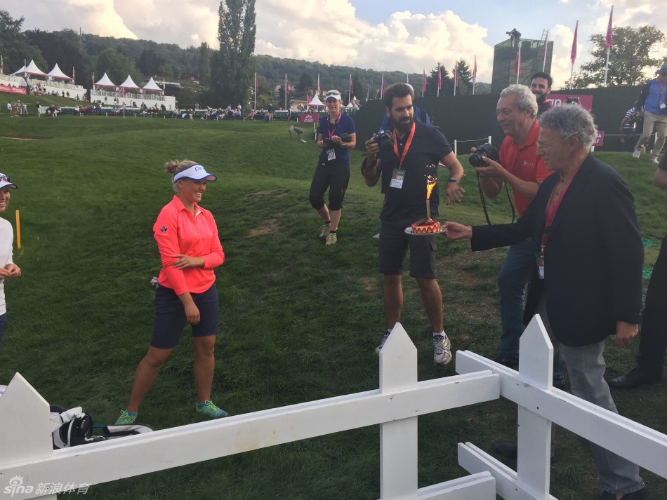 众人亲密地围在一起合影，对着镜头展露灿烂笑容，记录下这美好的生日瞬间。