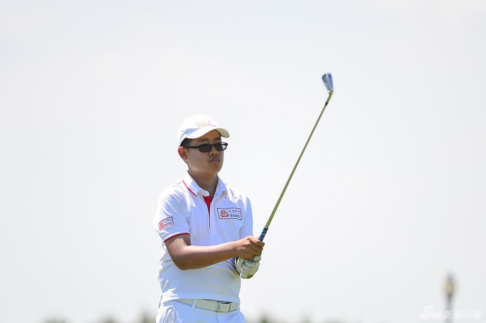 翁隽宇凝神观察球道，阳光洒在他专注的侧脸，仿佛整个世界都安静了下来