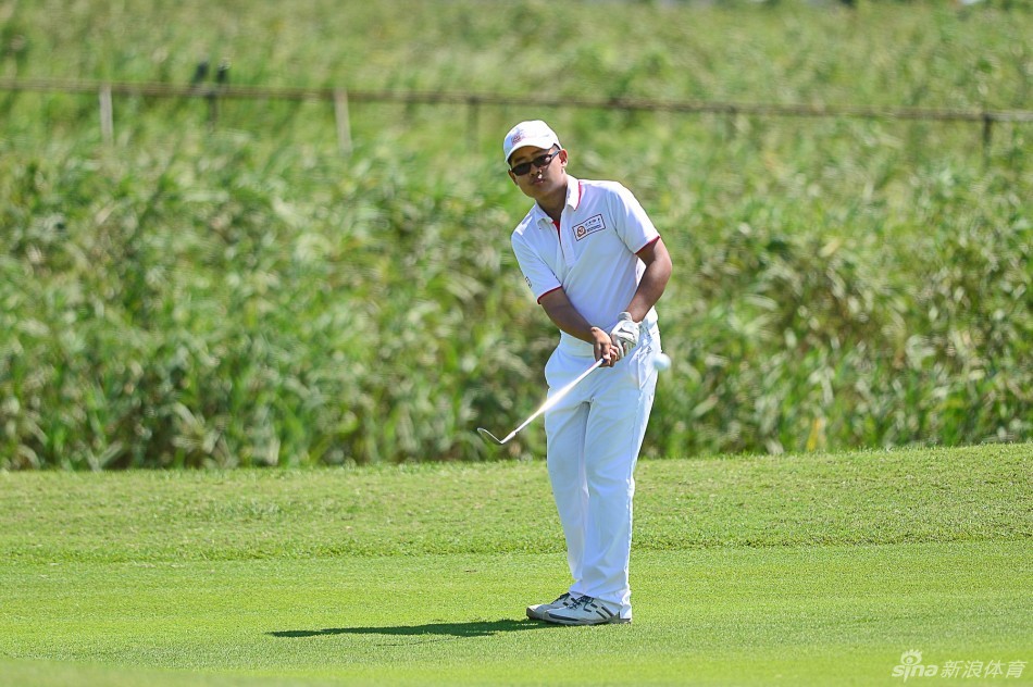 石昱莉优雅收杆瞬间，身姿挺拔如松，球杆在空中划出一道自信的弧线