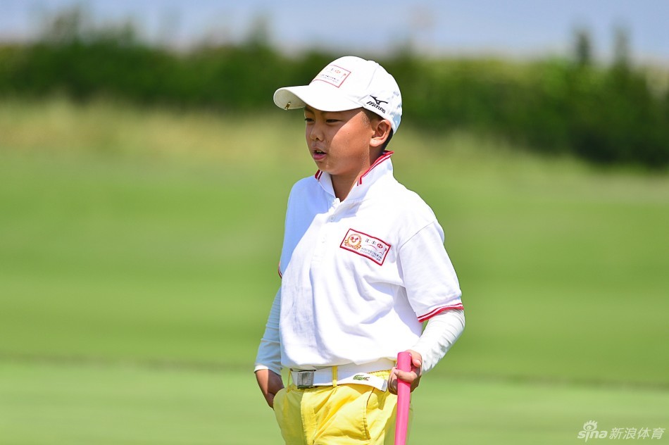 冀怡帆带伤坚持挥杆，紧抿的嘴唇透露出她的坚韧与不屈