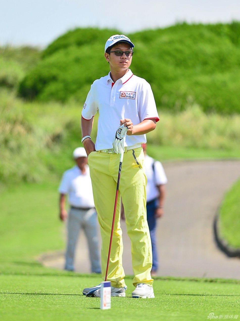 熊瑞珩干净利落收杆，身影在夕阳下勾勒出少年运动员的飒爽轮廓