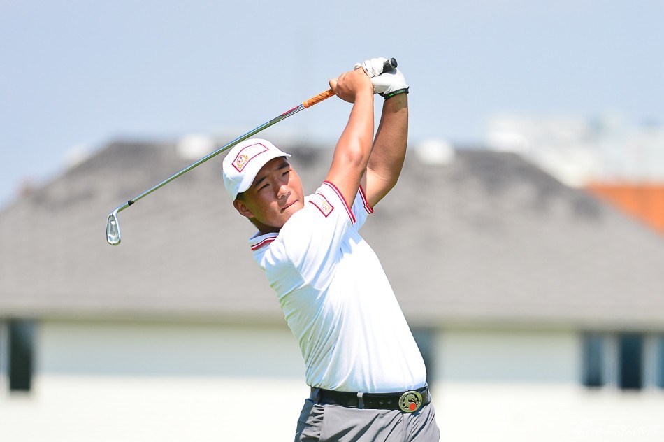 青少年球员们聚集在果岭旁交流，阳光下的笑脸洋溢着友谊与成长的喜悦