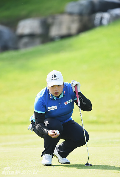 冯珊珊在发球台上做最后准备，身姿挺拔，神情淡定，展现出大赛选手的沉稳气质