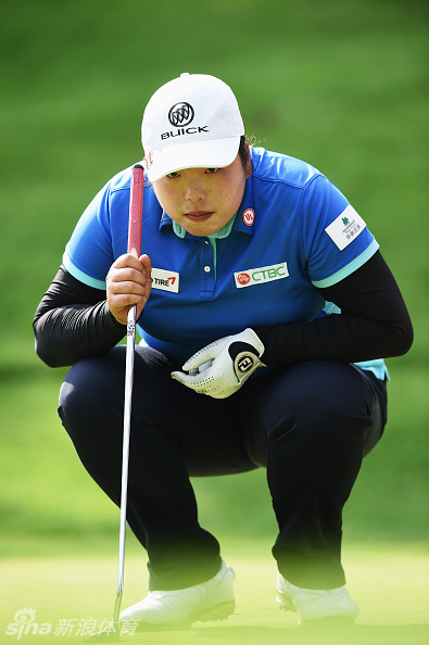 冯珊珊果断推杆，小球朝着洞杯滚去，这一刻凝聚了所有的计算与决心