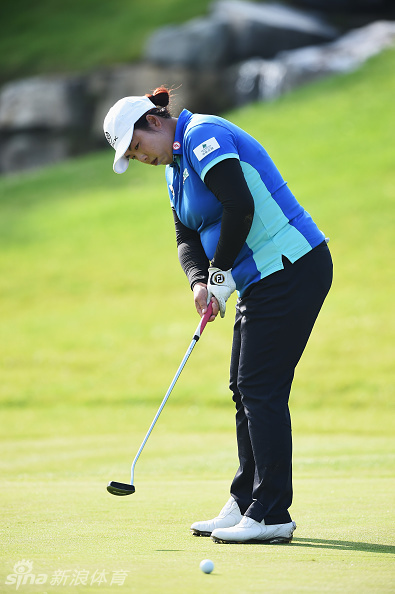 冯珊珊完成一记完美的击球，目光追随小白球飞向球道远方，动作流畅而充满力量