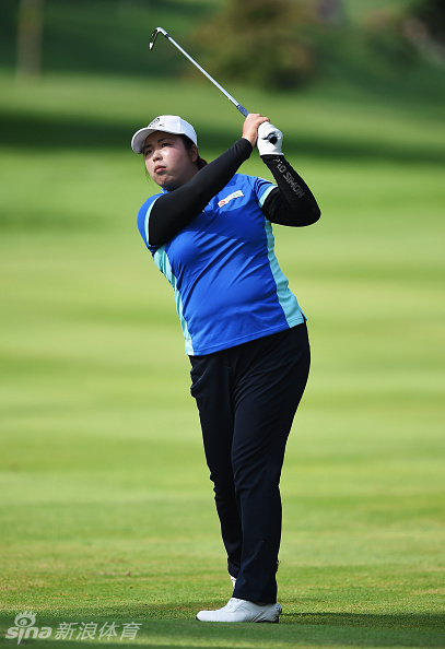 冯珊珊在长草中观察球位，冷静地思考下一杆的救球策略